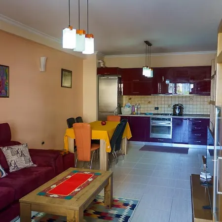 Cozy Flat At Komuna E Parisit Apartman